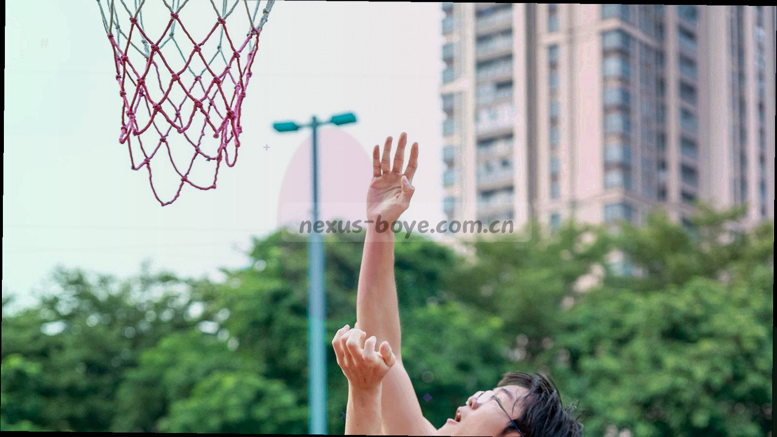 深色档案标签墙与球场边线叠合的抽象画面，局部以荧光青柠高亮
